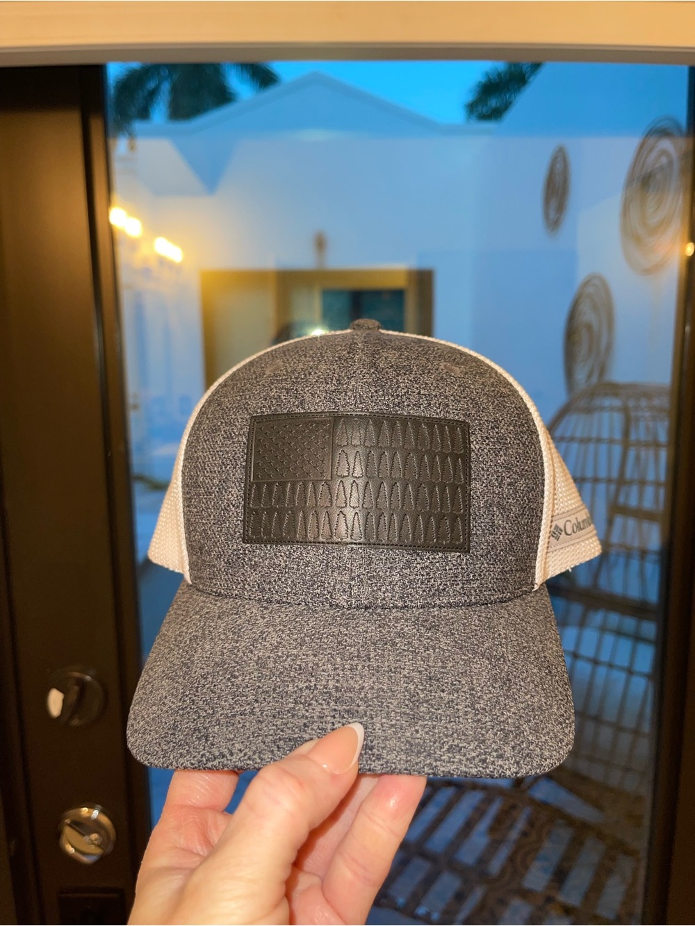💙Columbia Men’s Trucker Hat Leather Flag Emblem Like New 💙